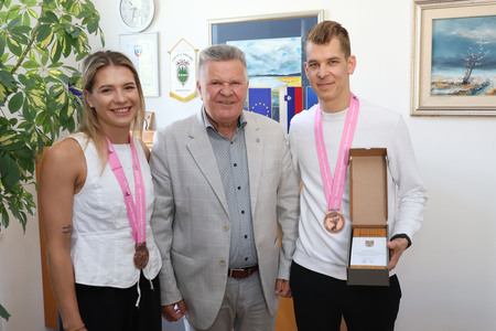 MACE SPREJEM PRI ŽUPANU 06 FOTO LJUBO VUKELIČ